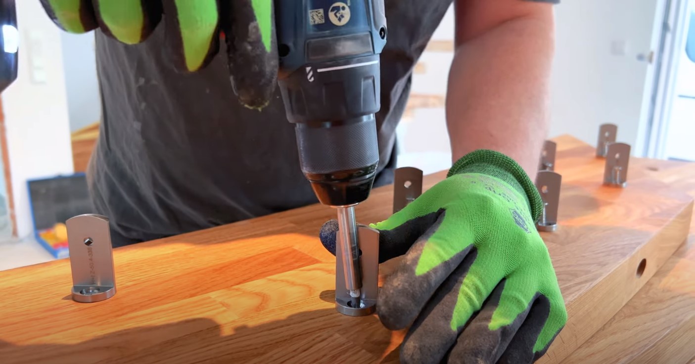 Montage von Stufenauflagern bei einer Holztreppe