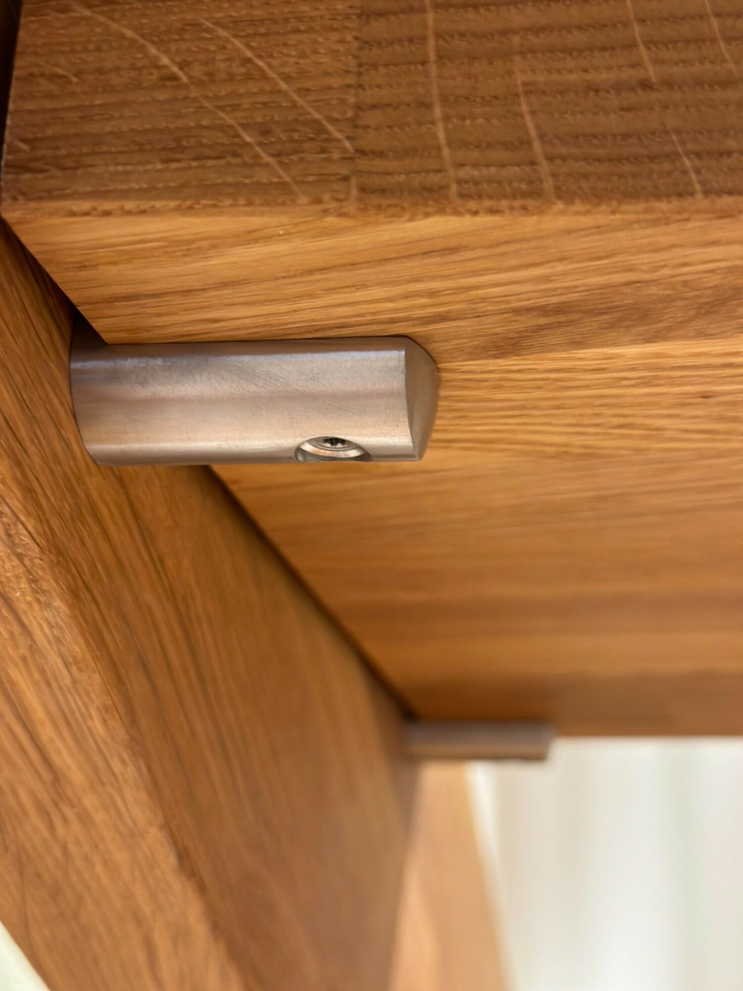 Stufenauflager montiert unter Holzstufe bei einer Wangentreppe