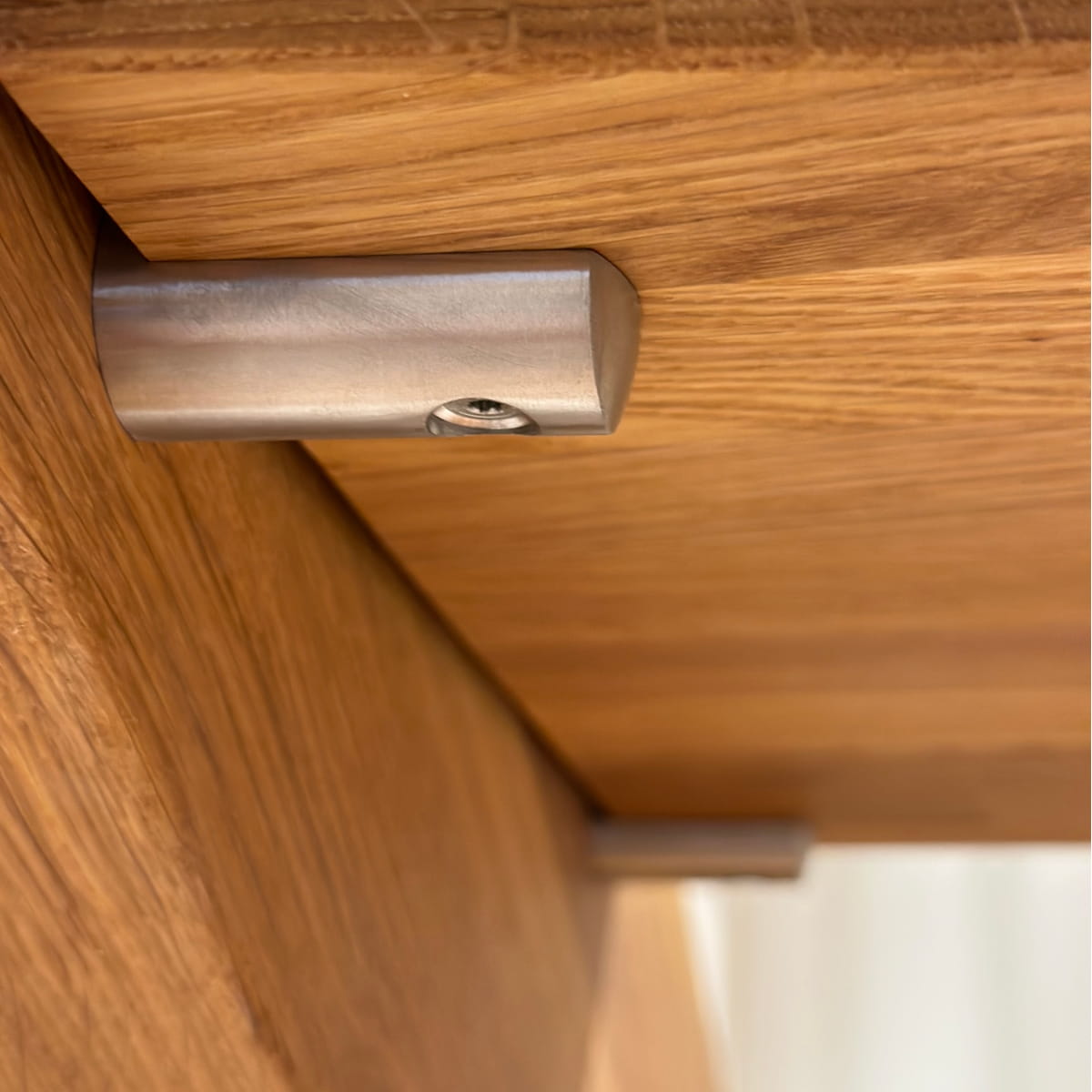 Stufenauflager unter einer Holzstufe als Lösung für die Renovierung einer Treppe