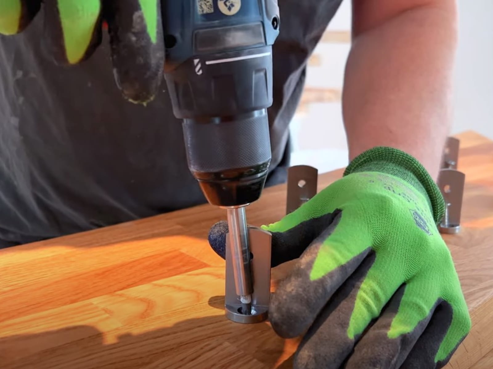 Montage von Stufenauflagern bei der Renovierung einer Treppe